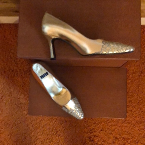 Stepping out in Style with Stuart Weitzman - Picture 1 of 4